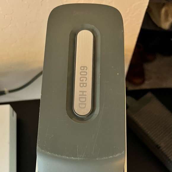 Xbox 360 with 2 controllers - Picture 2 of 5